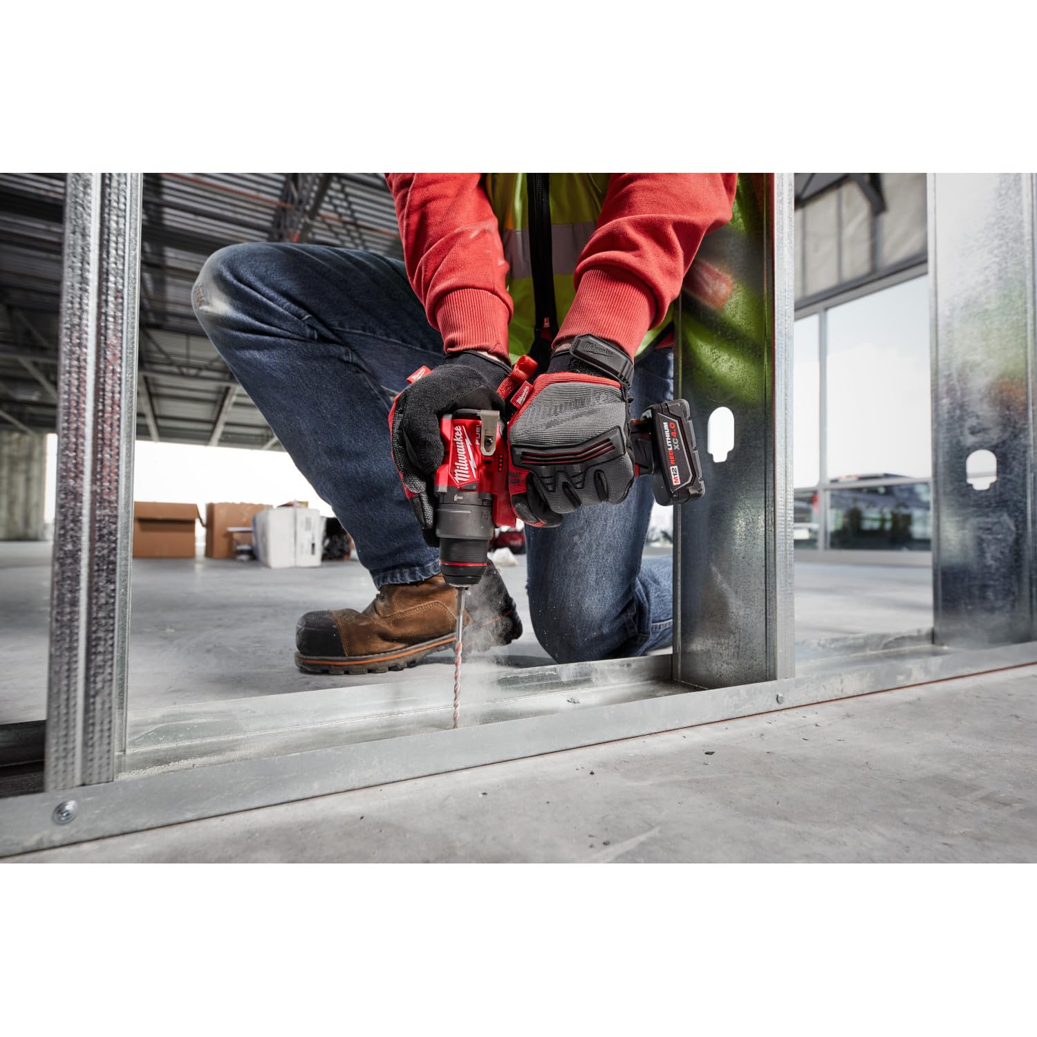 Milwaukee M12 comparación tamaño junto a mano, portátil para cinturón