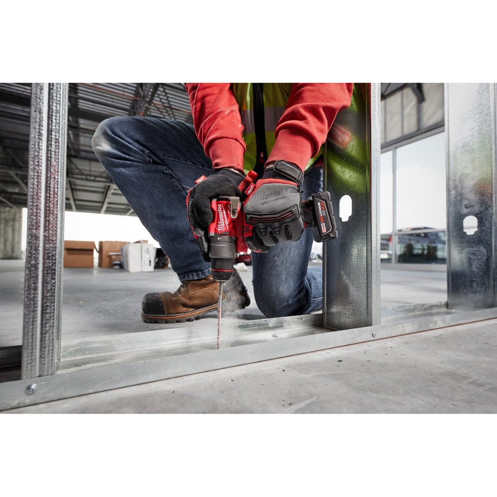 Milwaukee M12 comparación tamaño junto a mano, portátil para cinturón