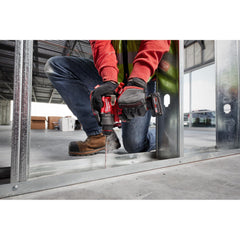 Milwaukee M12 comparación tamaño junto a mano, portátil para cinturón
