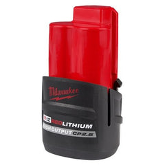 Milwaukee M12 primeros planos de terminales, conexión segura