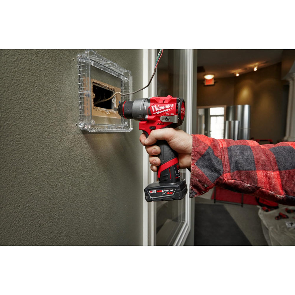 Milwaukee M12 en uso taladrando madera, beneficio de menor fatiga