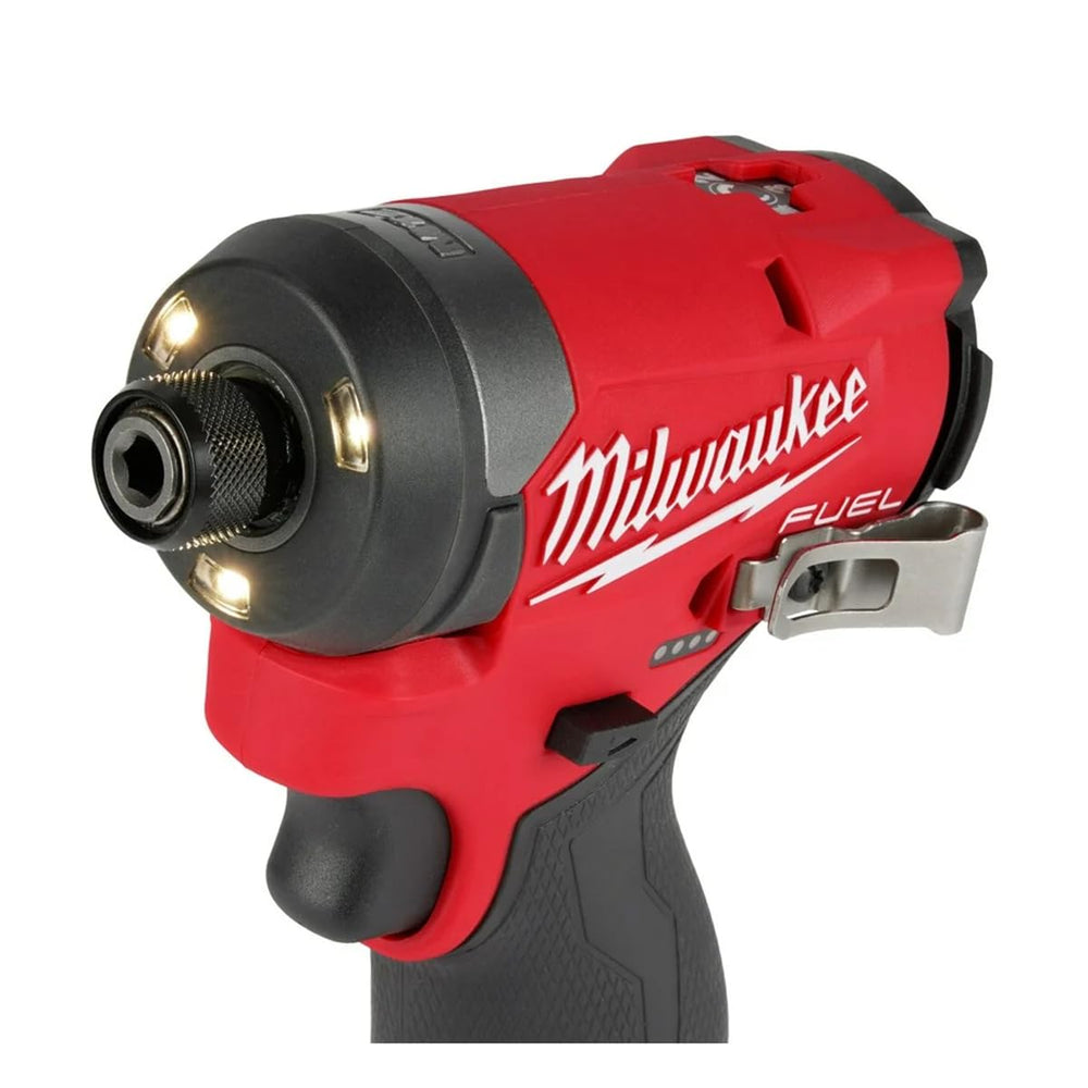 Milwaukee M12 Fuel maletín abierto con herramienta y accesorios listos para transporte