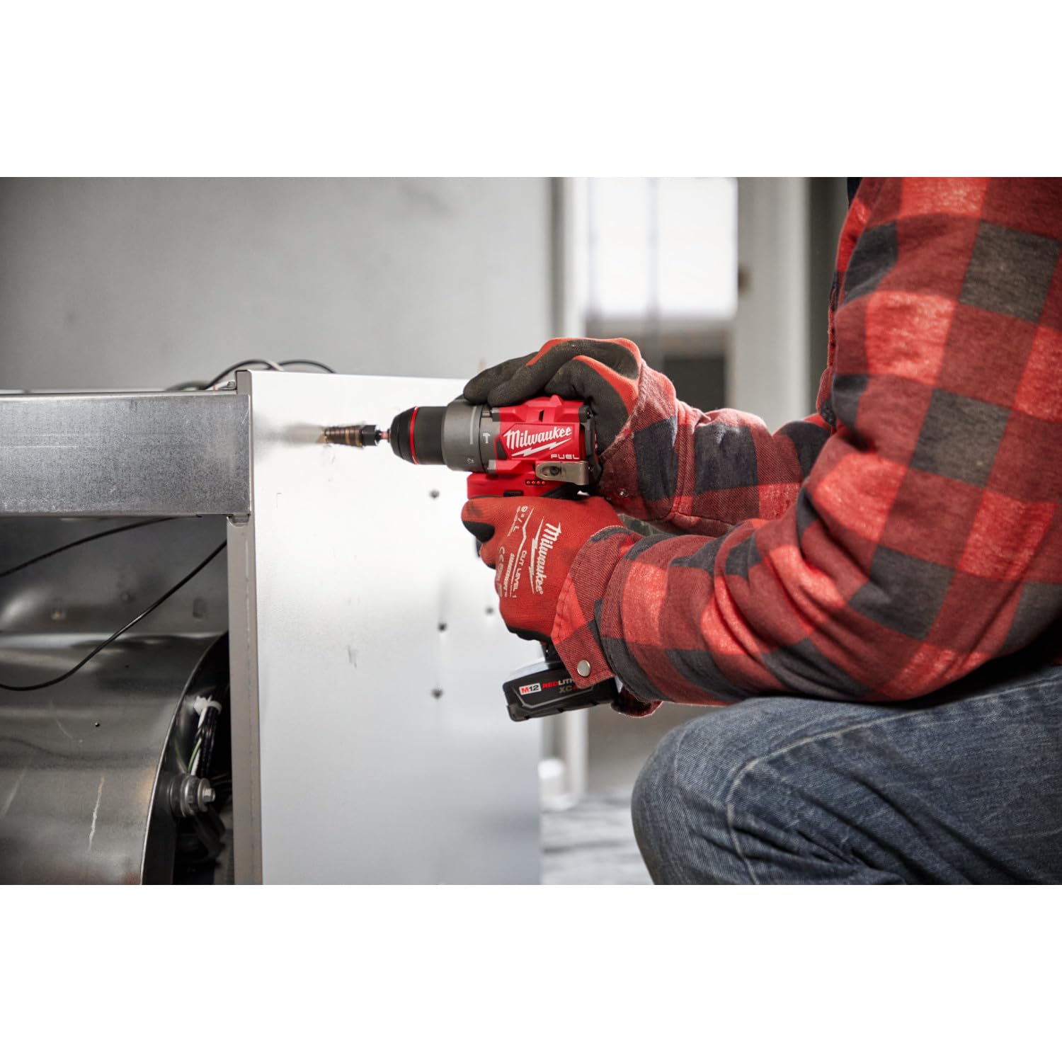 Milwaukee M12 perfil con etiqueta, identificación clara de modelo