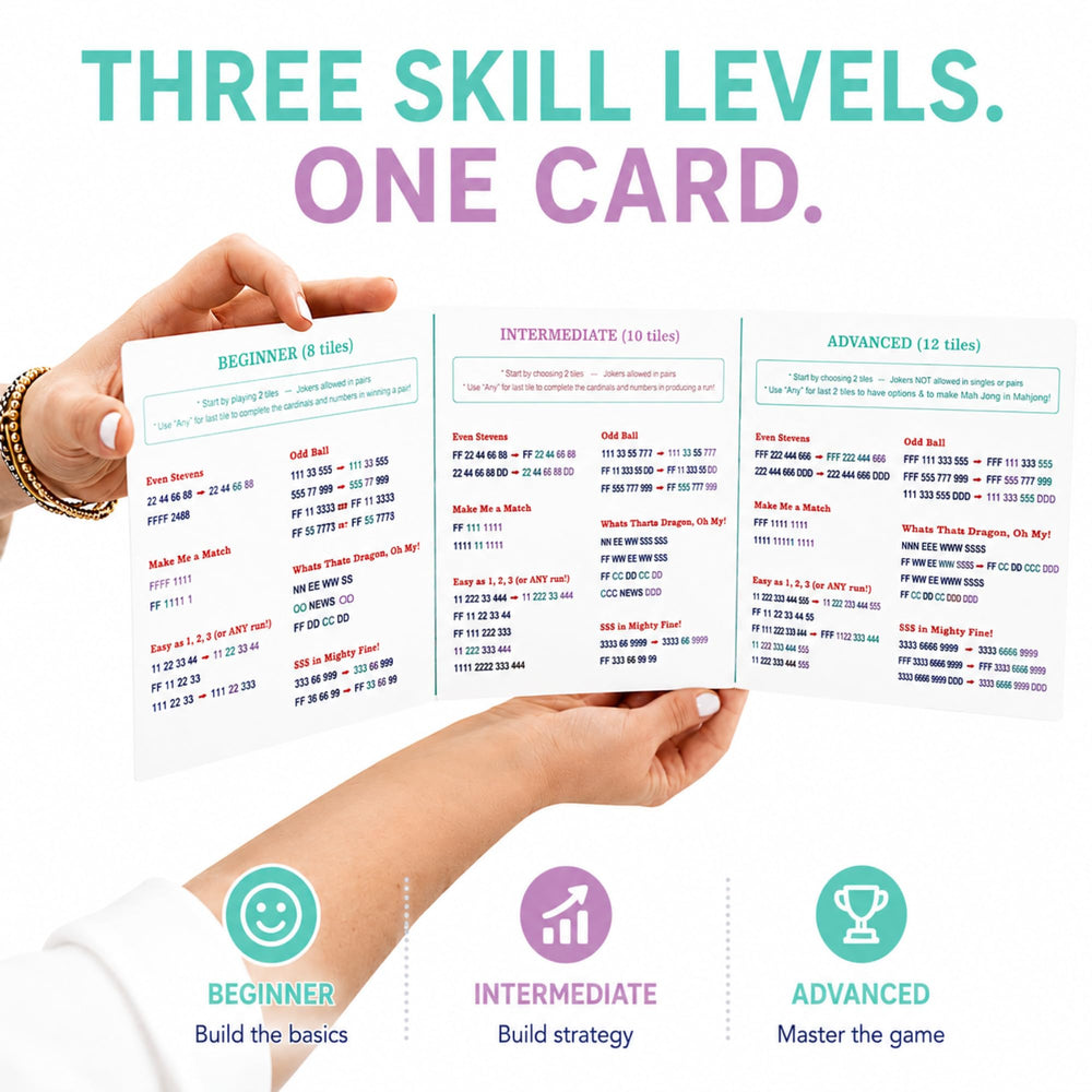 Mini Mahjer mano sosteniendo cartas para demostrar tamaño cómodo y agarre