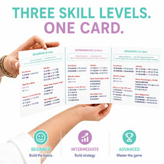 Mini Mahjer mano sosteniendo cartas para demostrar tamaño cómodo y agarre