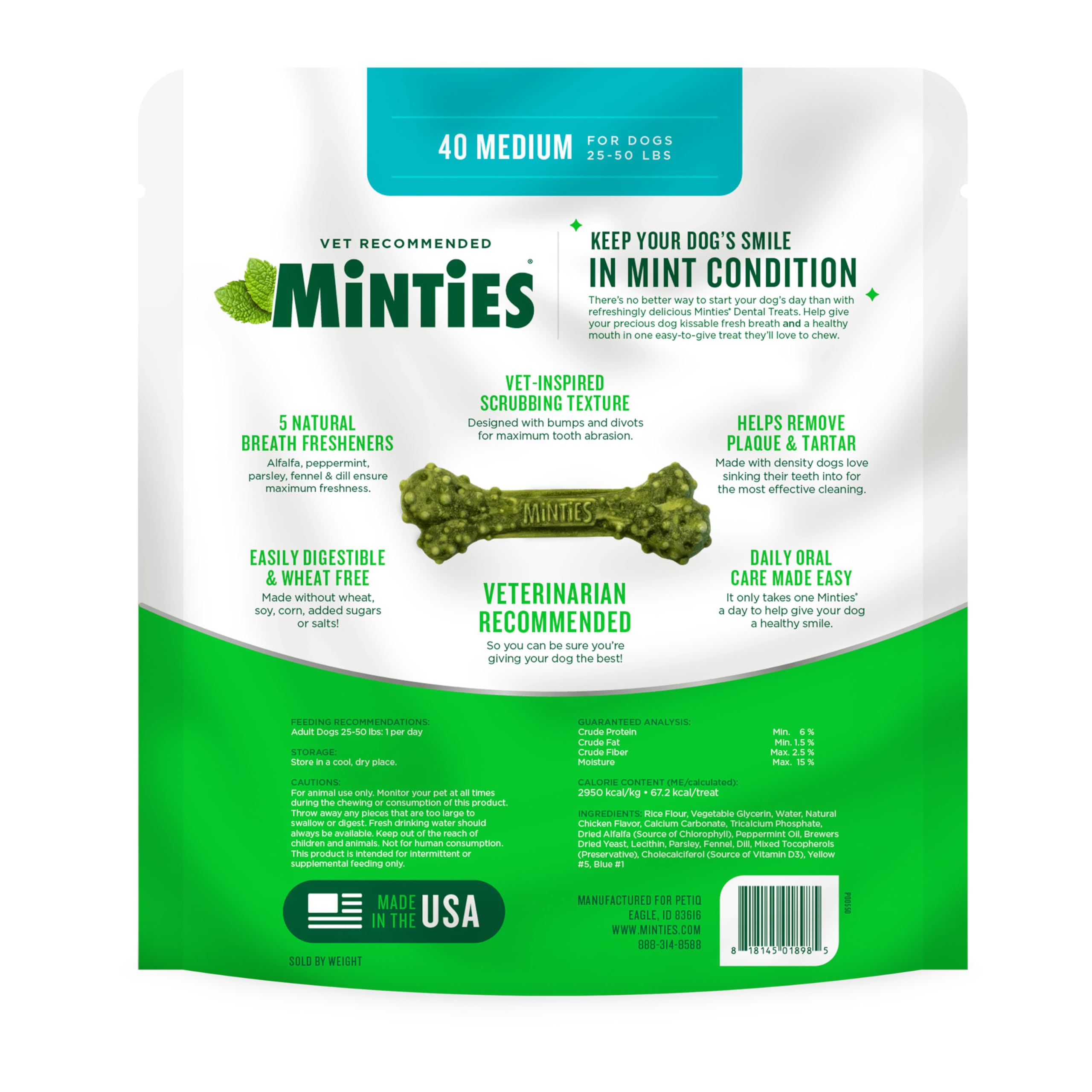 Dueño dando Minties a su perro, momento de premio y cuidado dental