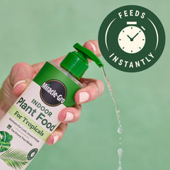 Miracle-Gro botella en mano para comparar tamaño real