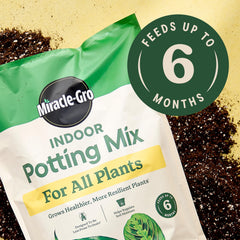 Miracle-Gro vertiendo mezcla en maceta para repotear sin mezclar