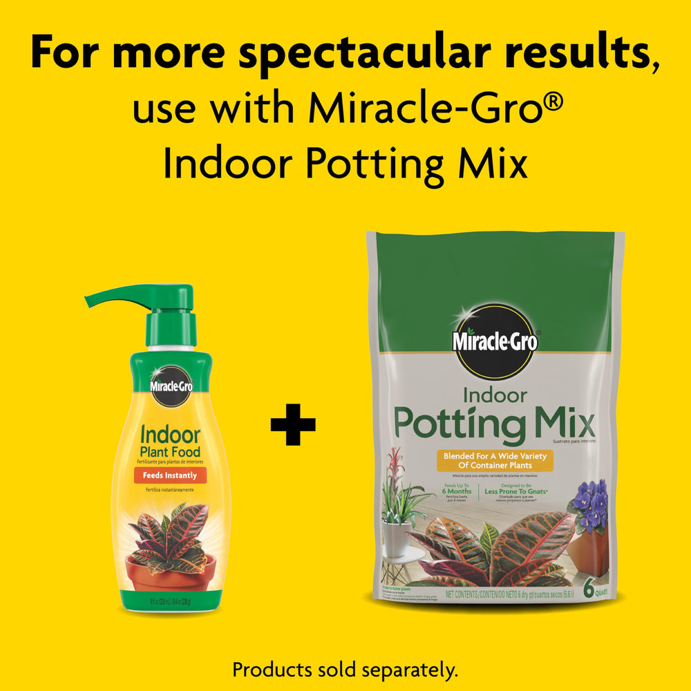Miracle-Gro mano vertiendo alimento en la tierra, control y limpieza