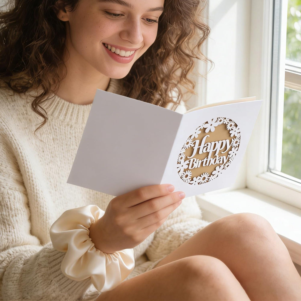 Mirasphere vela "Happy Birthday" encendida creando ambiente acogedor