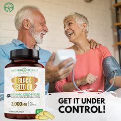 Mother Nature Organics cápsulas en mano para apreciar tamaño y toma fácil