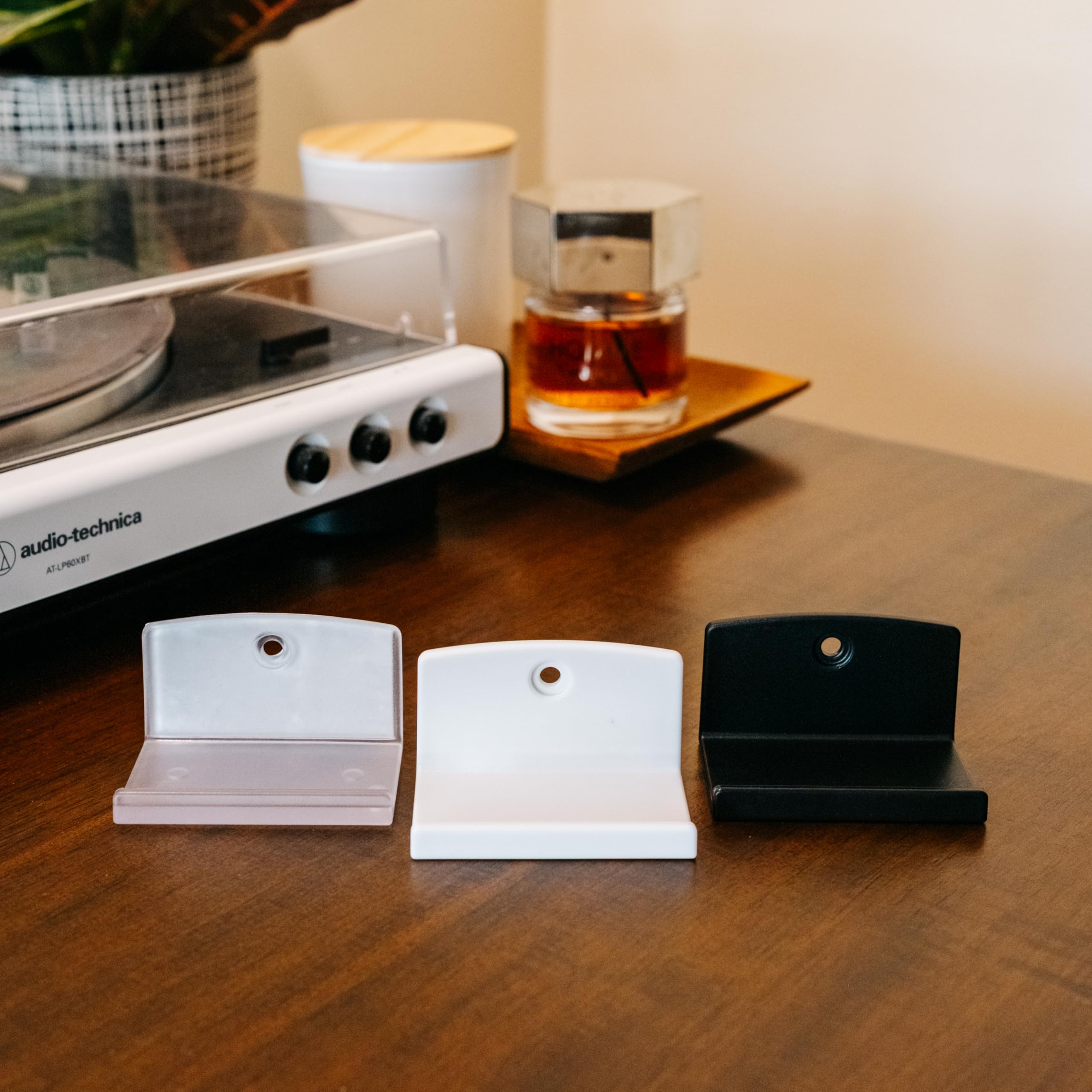 Modern JP primer plano de la sujeción en el borde del vinilo, soporte seguro