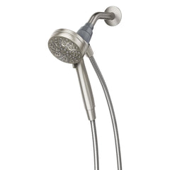 Moen imán Magnetix sosteniendo la ducha de mano para fácil colocación