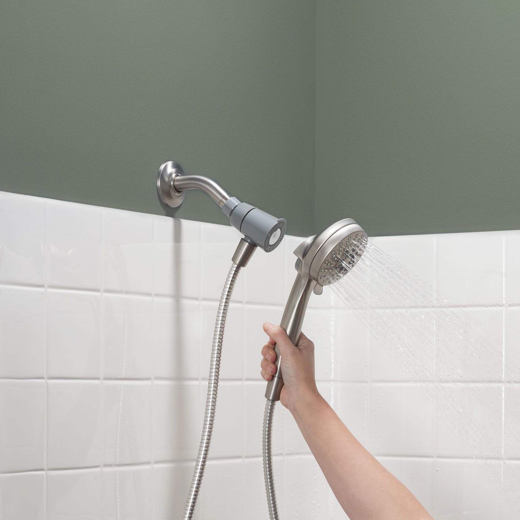 Moen montaje en pared durante la instalación rápida y sin herramientas