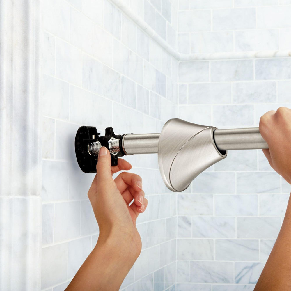Moen flange pivotante 180° facilitando alineación y ajuste