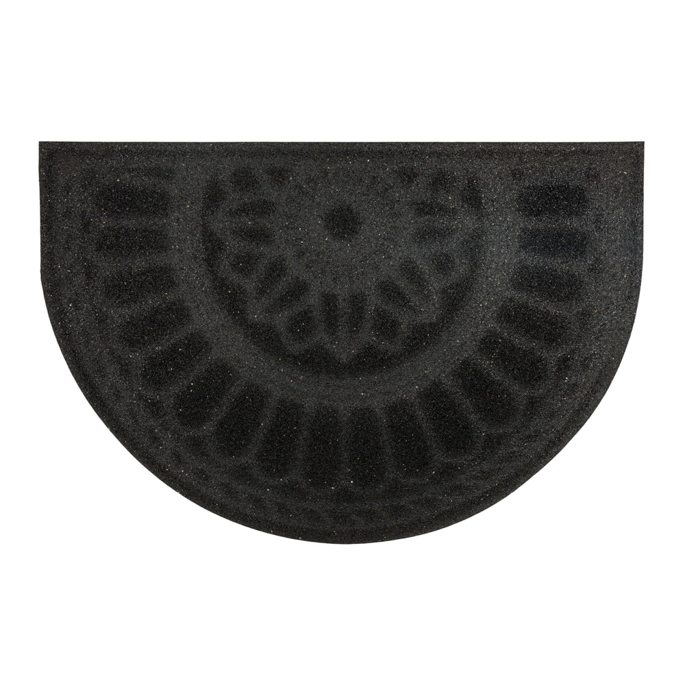 Mohawk Home felpudo 2'x3' junto a zapatos para referencia de tamaño