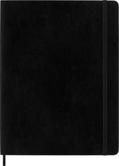 Moleskine abierto mostrando páginas rayadas, marca Moleskine y escritura clara