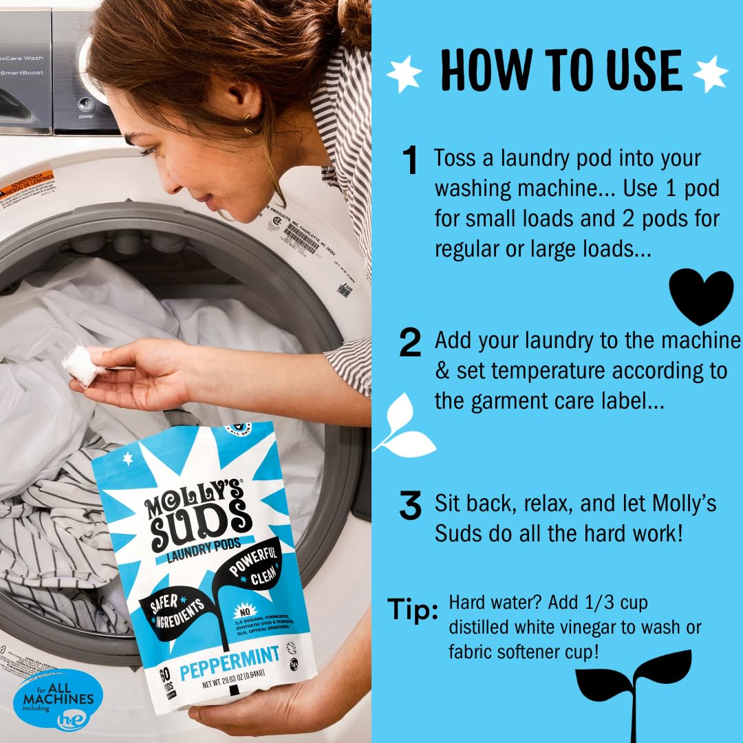 Molly's Suds cápsula junto a moneda para comparar tamaño y conveniencia de uso