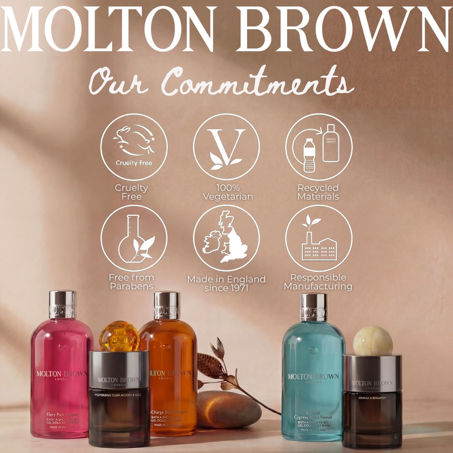 Molton Brown mini botellas junto a cepillo de viaje, ilustra tamaño práctico