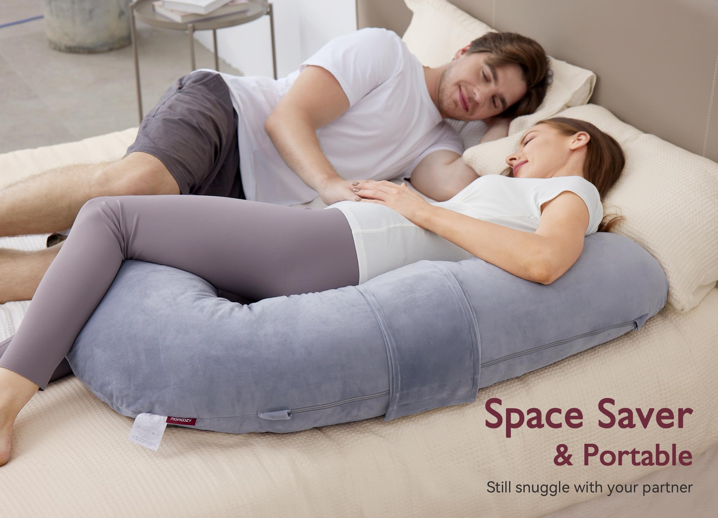 Momcozy almohada F en cama mostrando espacio libre para la pareja
