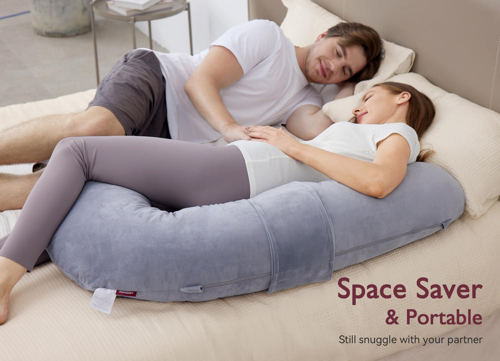 Momcozy almohada F en cama mostrando espacio libre para la pareja