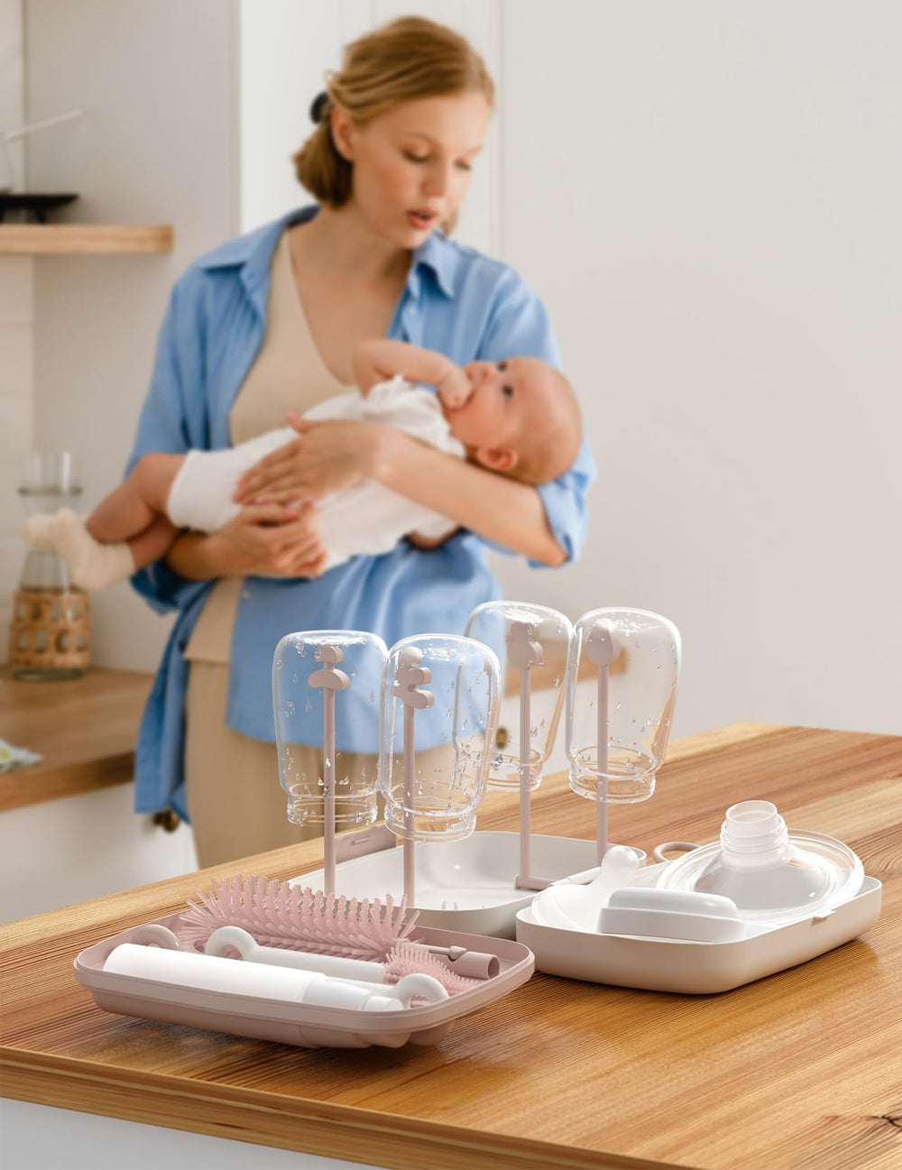 Momcozy comparación de tamaño con mano, diseño compacto y portátil