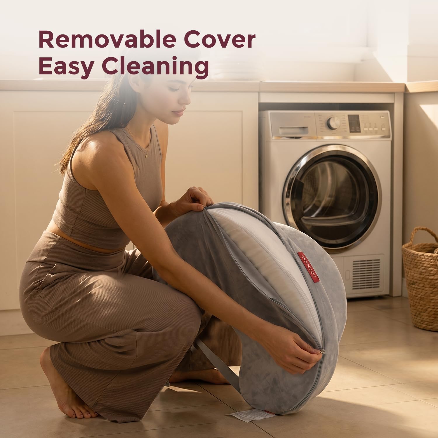 Momcozy vista lateral sosteniendo al bebé reduce riesgo de deslizamiento