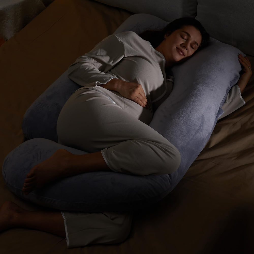 Momcozy almohada entre rodillas alineando caderas y mejorando confort