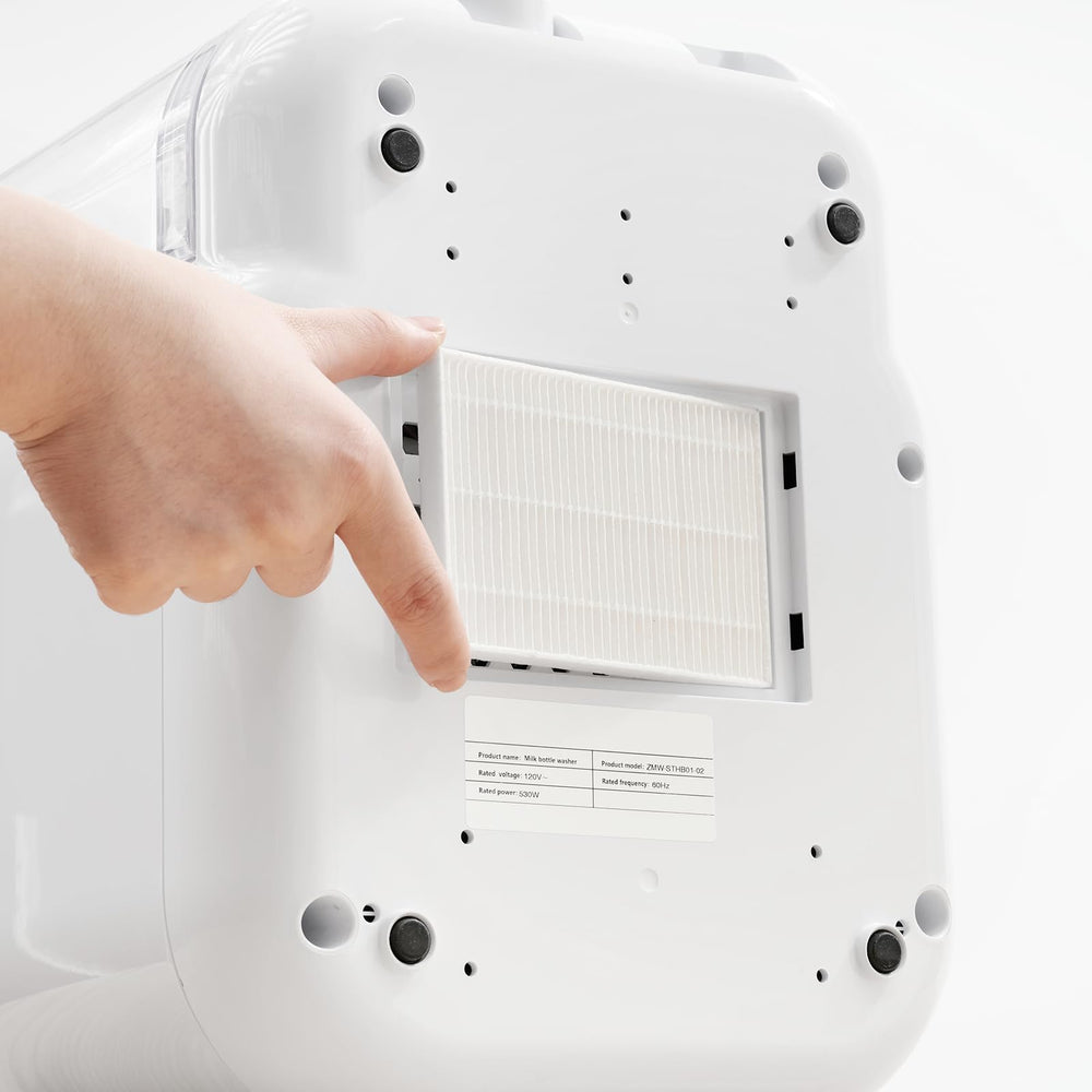 Momcozy comparación de tamaño del filtro junto a una mano para escala precisa