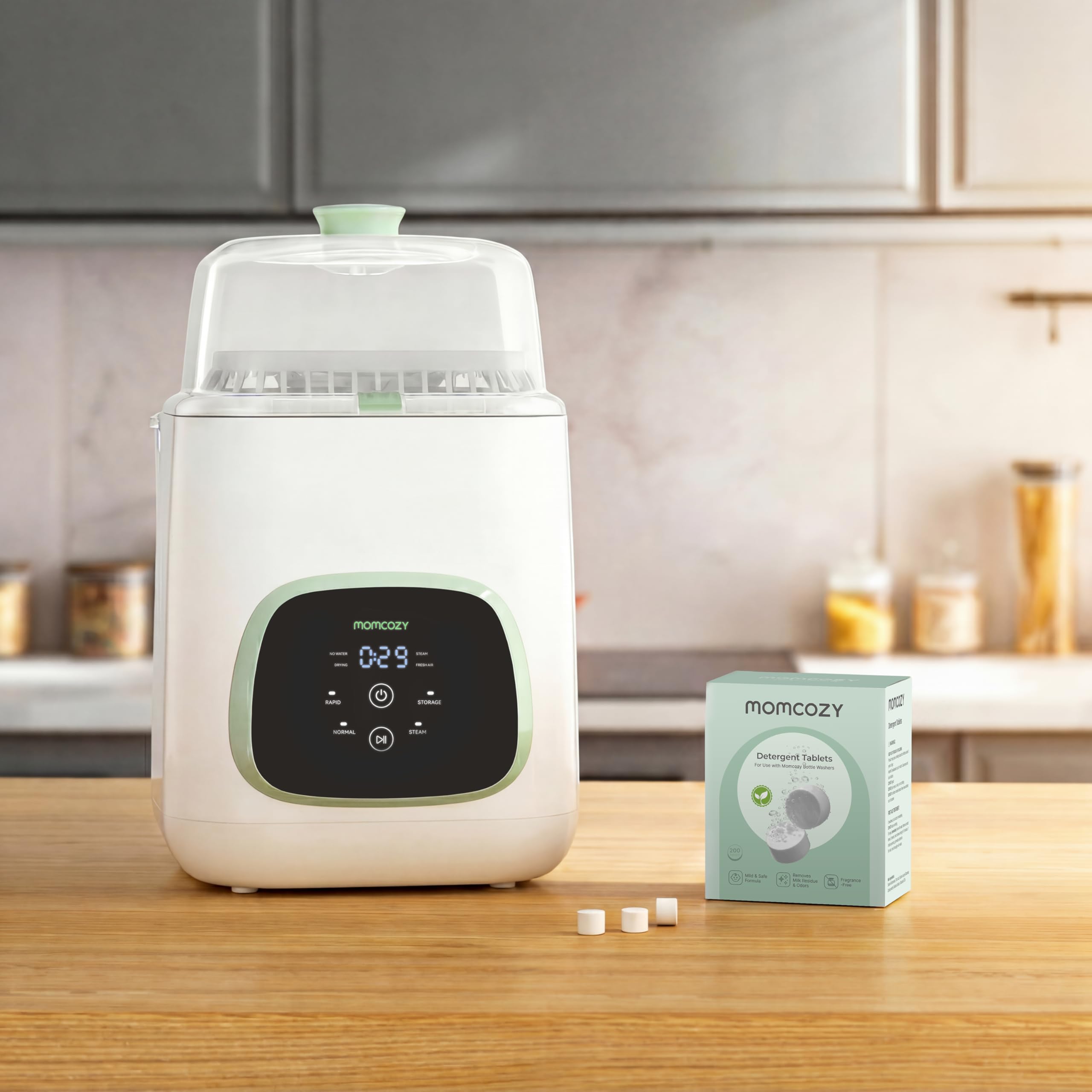 Momcozy tabletas disolviéndose en lavadora de biberones, limpieza eficiente rápida