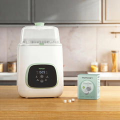 Momcozy tabletas disolviéndose en lavadora de biberones, limpieza eficiente rápida