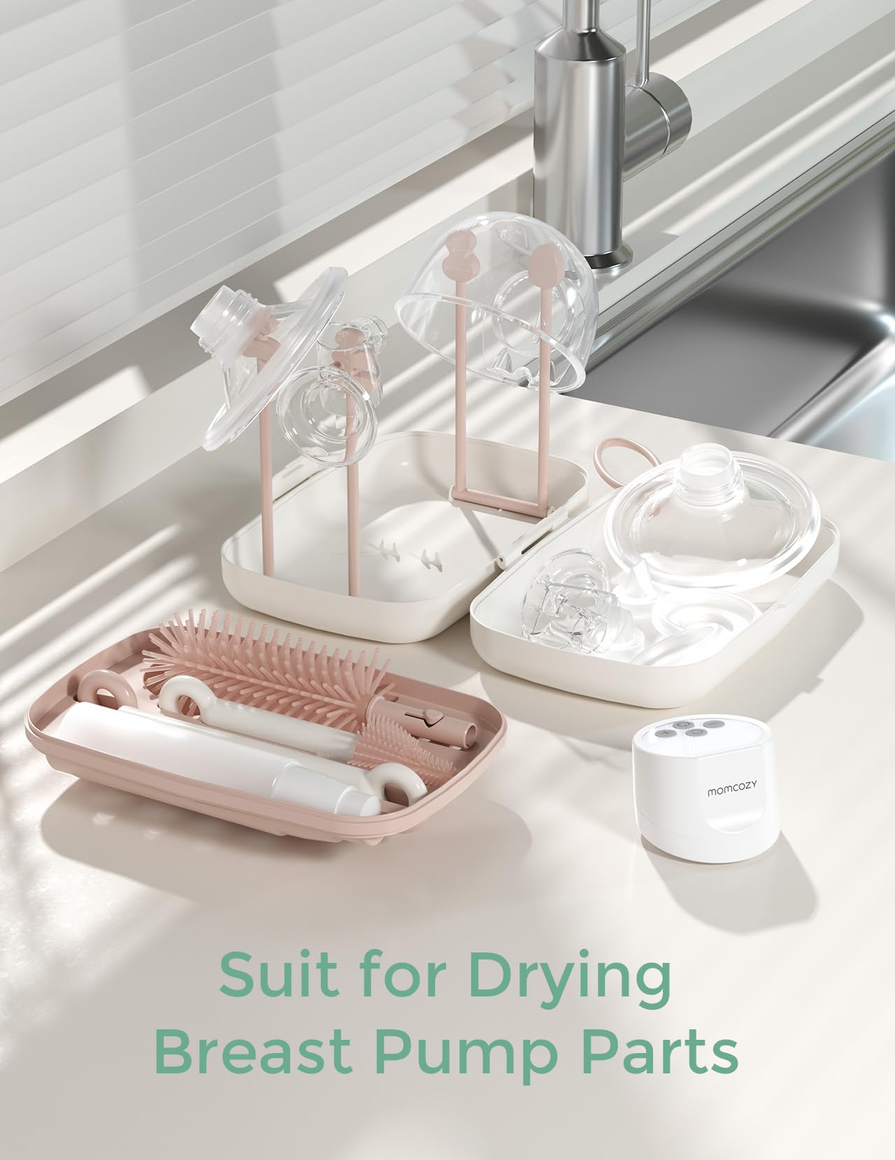 Momcozy set en uso en cocina con biberones, rutina de limpieza optimizada