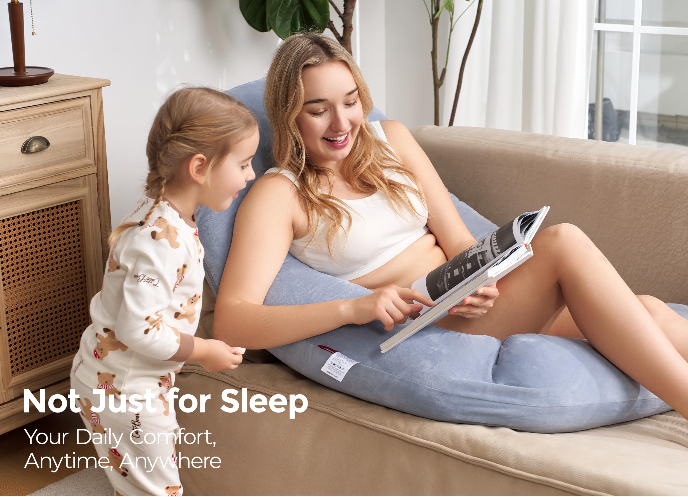 Momcozy uso leyendo en sofá con soporte ergonómico para espalda y cuello