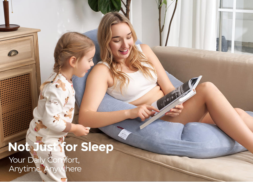 Momcozy uso leyendo en sofá con soporte ergonómico para espalda y cuello
