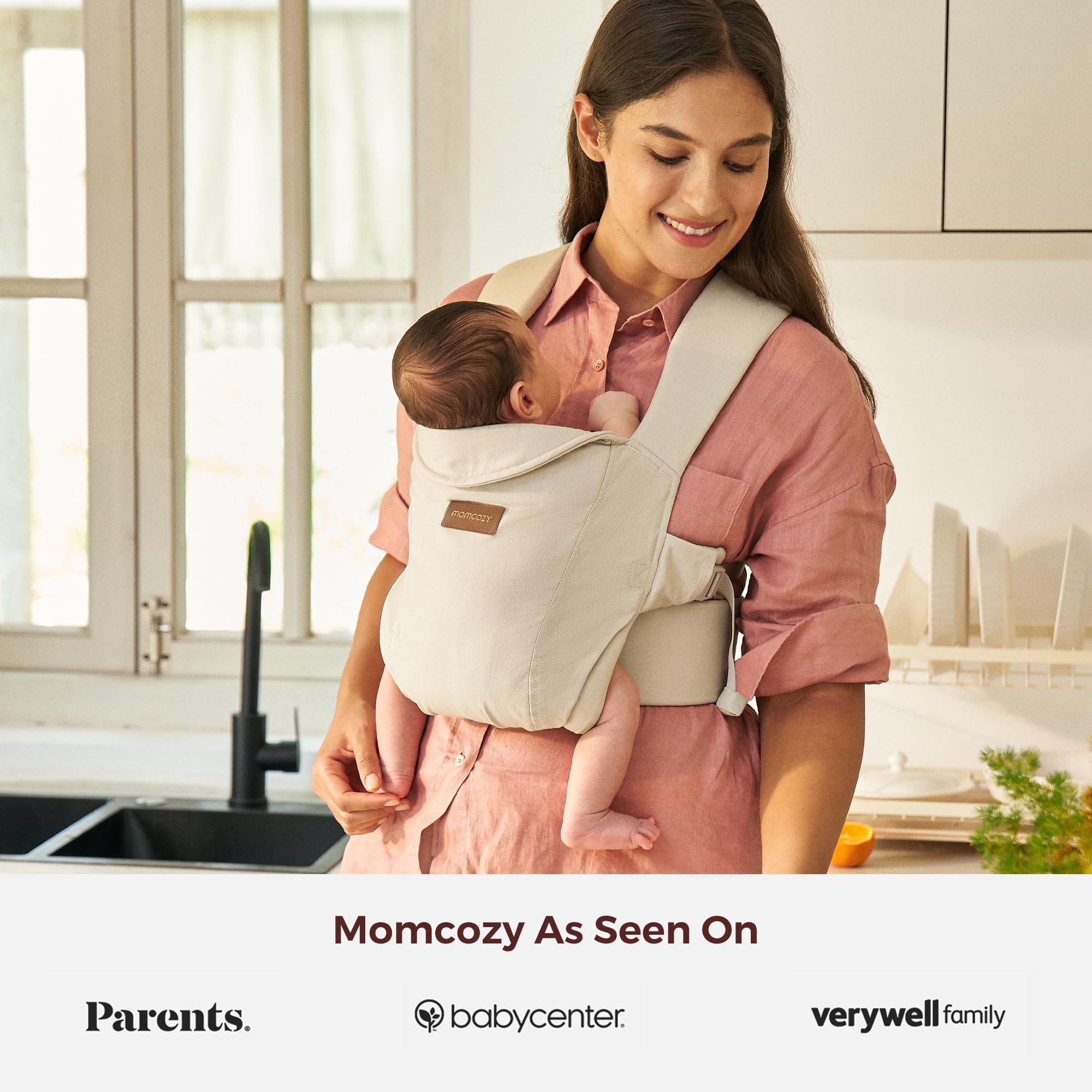 Momcozy comparación de tamaño con un bebé demostrando rango 7–25 lb