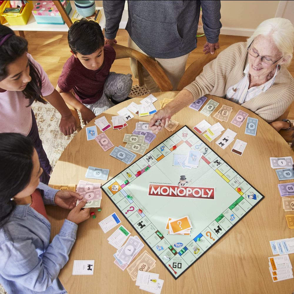 Monopoly comparación de tamaño con manos para ver escala del tablero