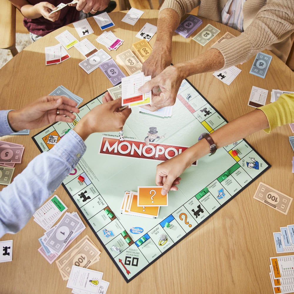 Monopoly instrucciones en primer plano para aprender reglas rápidamente