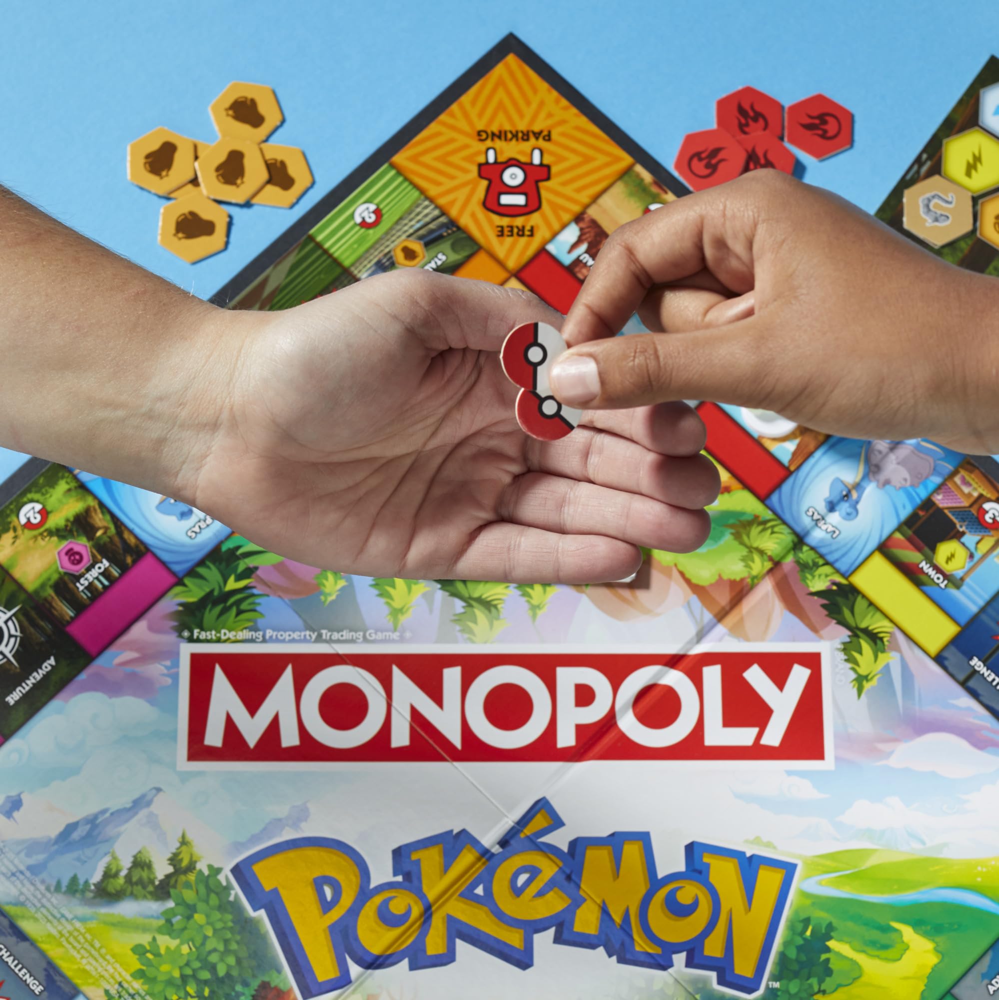 Monopoly cartas de Aventura y Desafío sobre mesa, beneficio: sorpresas y giros tácticos
