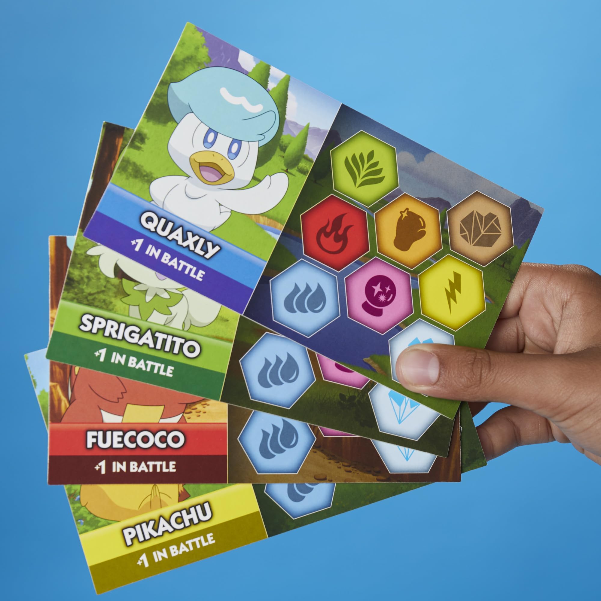 Monopoly familia jugando alrededor de la mesa, beneficio: diversión familiar compartida