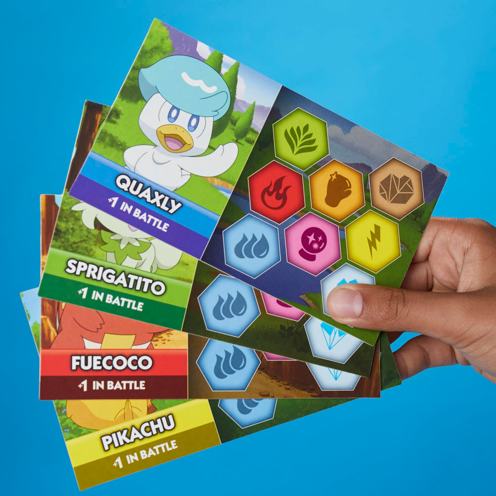 Monopoly familia jugando alrededor de la mesa, beneficio: diversión familiar compartida