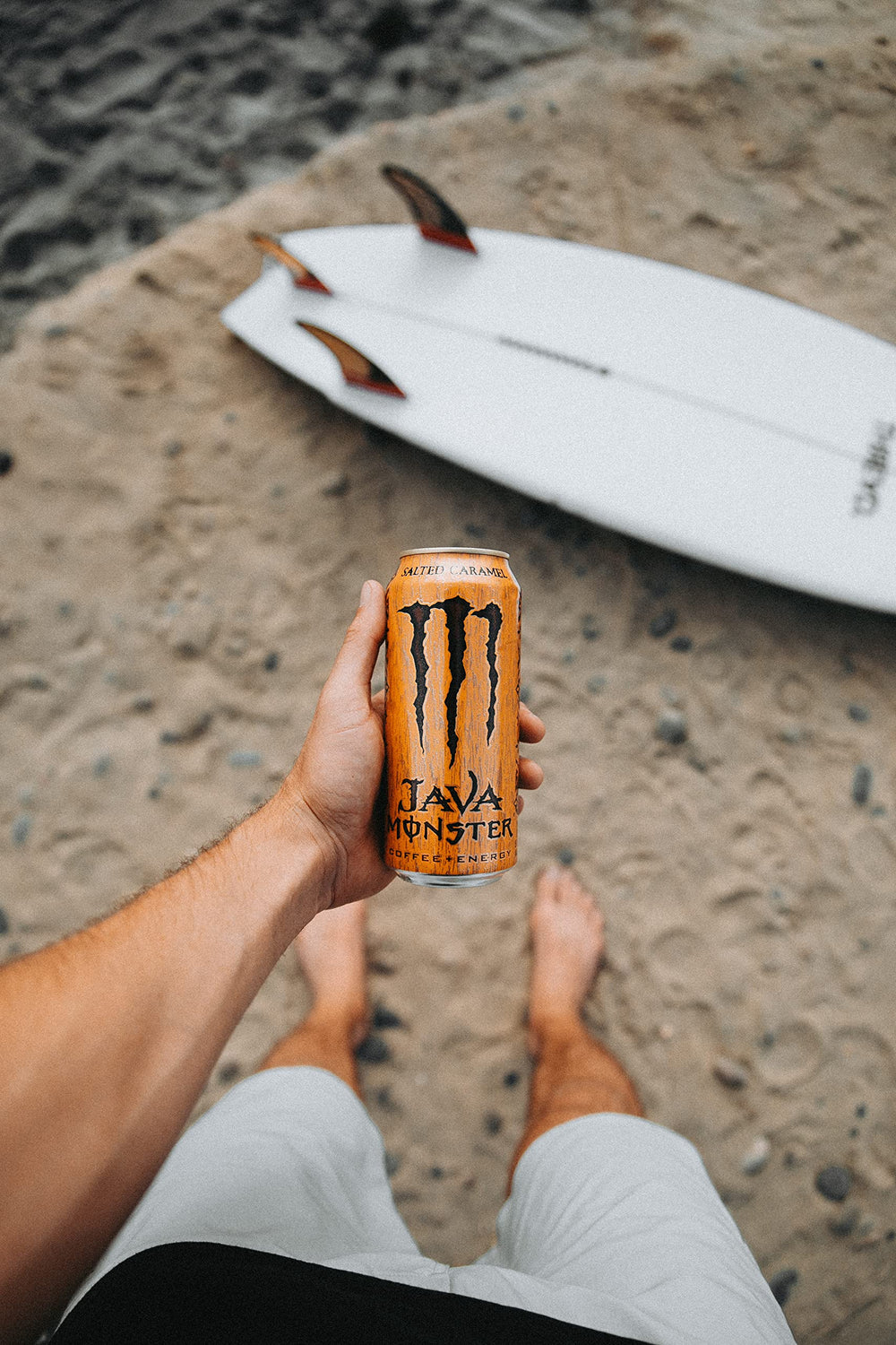 Monster Java en mano demostrando tamaño práctico y energía para llevar