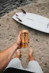 Monster Java en mano demostrando tamaño práctico y energía para llevar