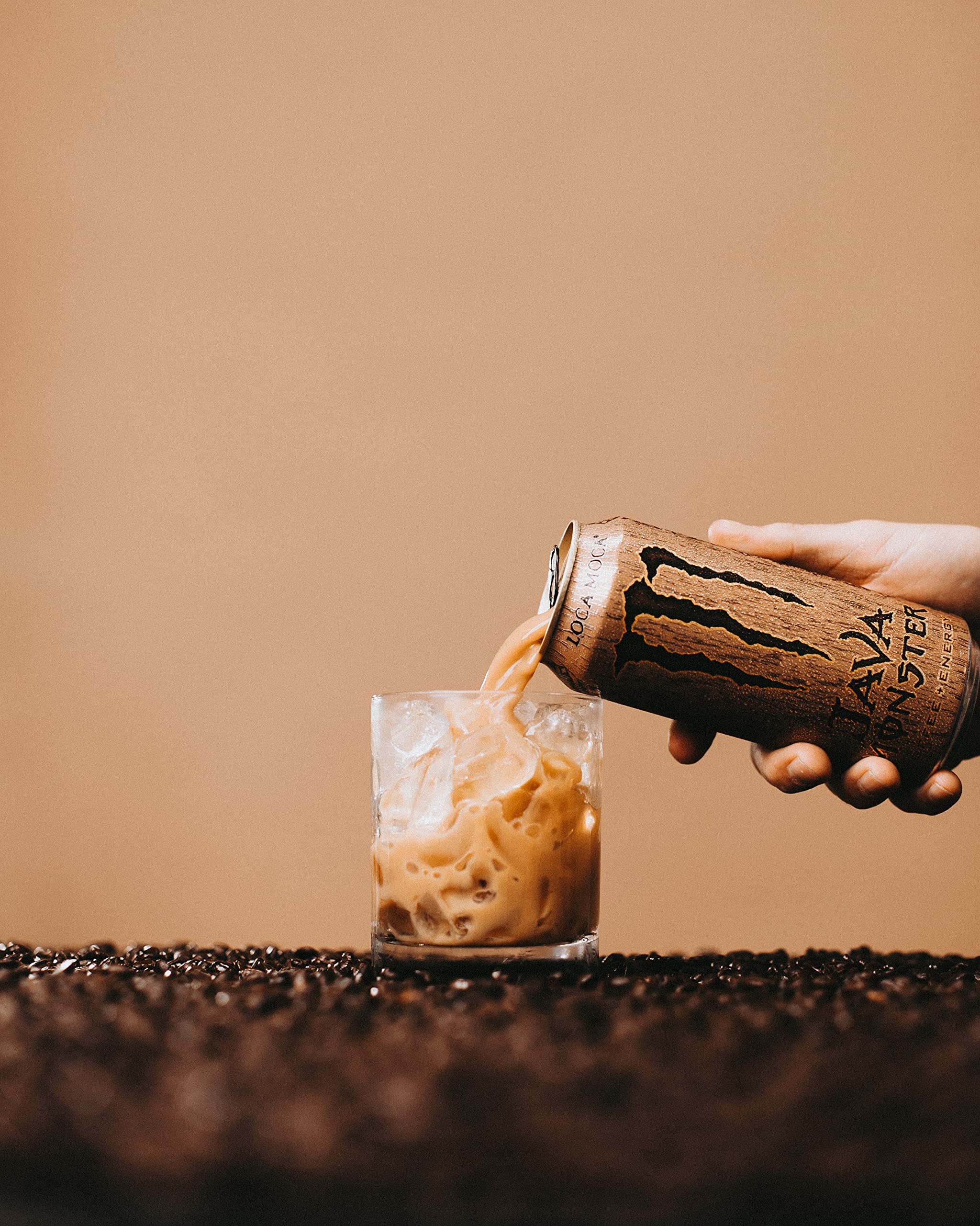 Monster Java Loca Moca en manos de consumidor listo para beber sobre la marcha