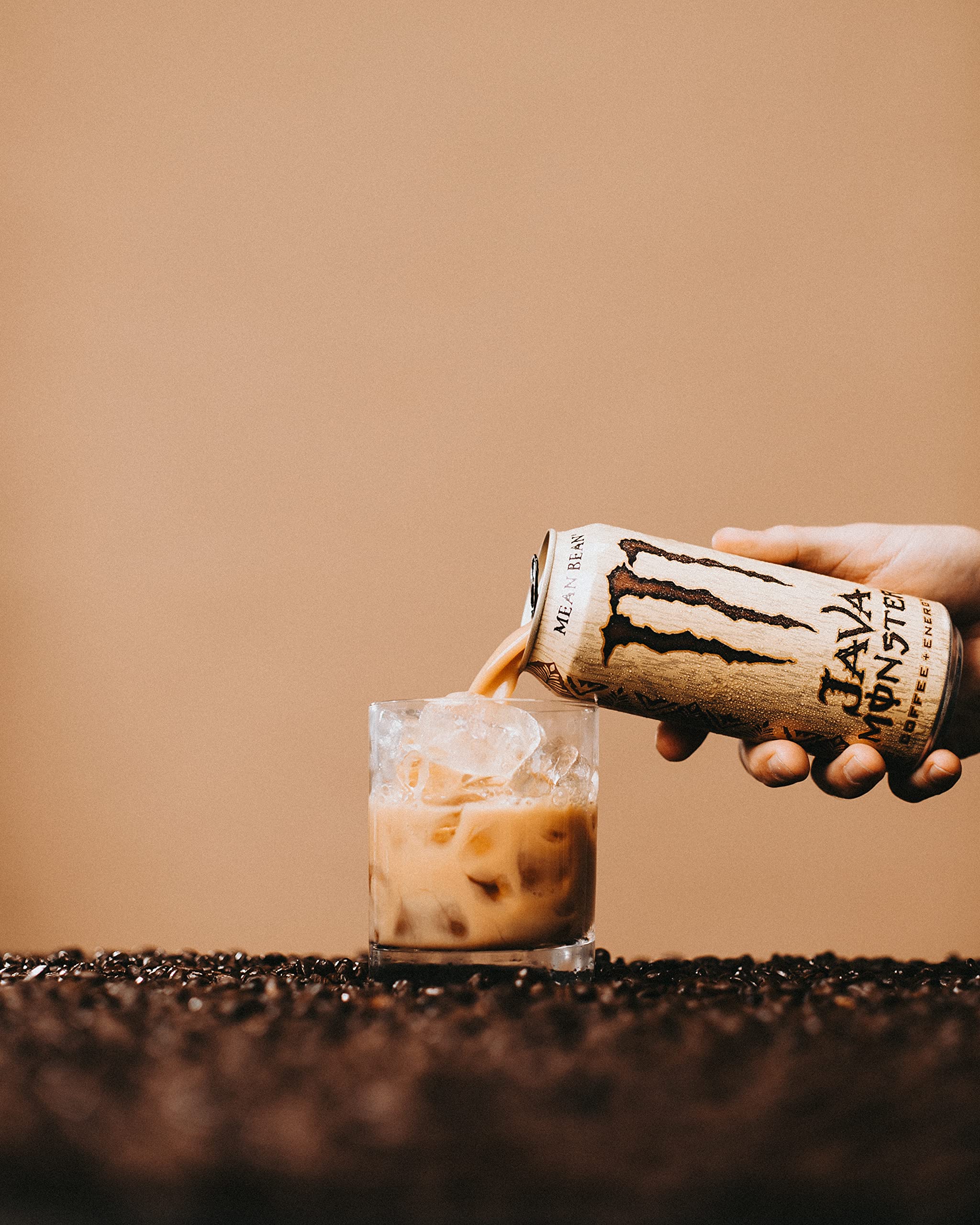 Monster lata fría en frigorífico lista para consumir y mantener fresca