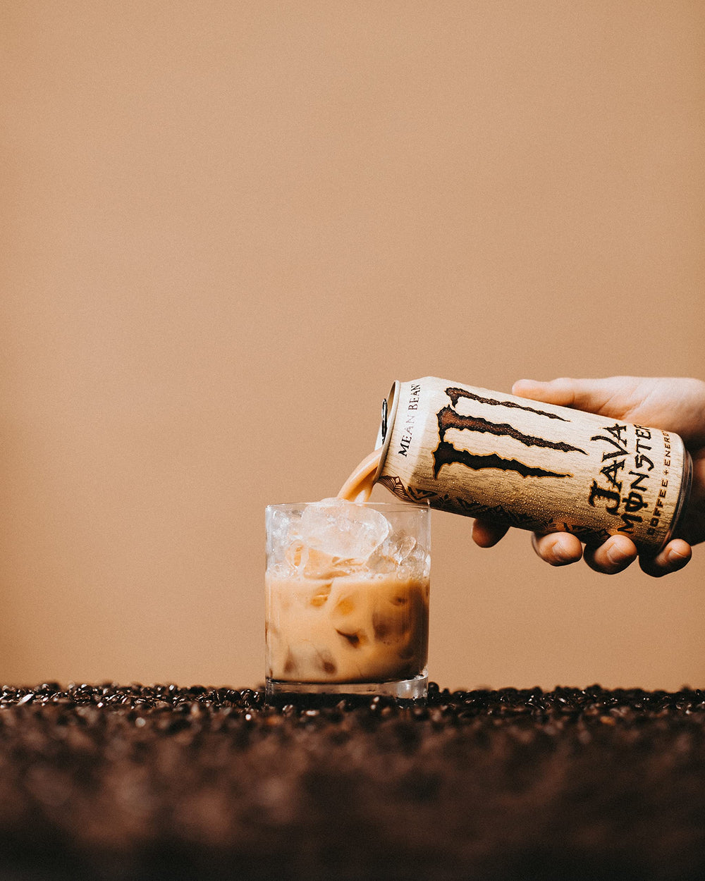 Monster lata fría en frigorífico lista para consumir y mantener fresca