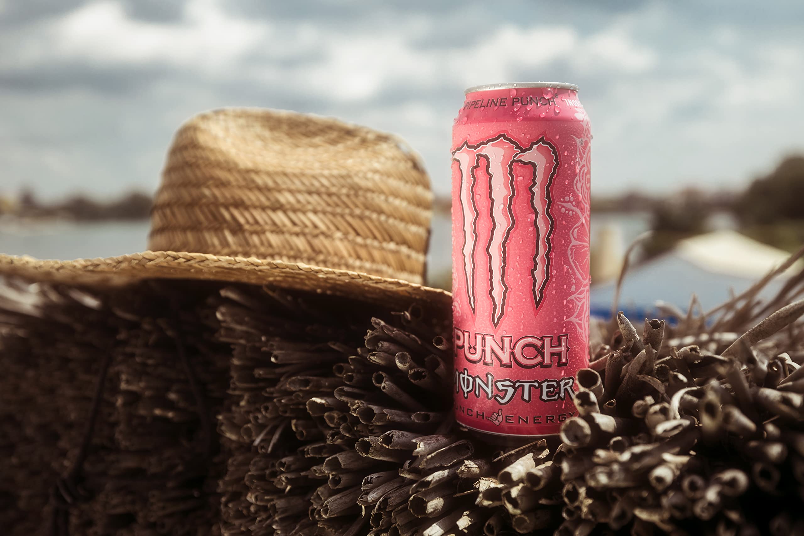 Lata Monster sobre arena evocando sabores hawaianos y sensación veraniega