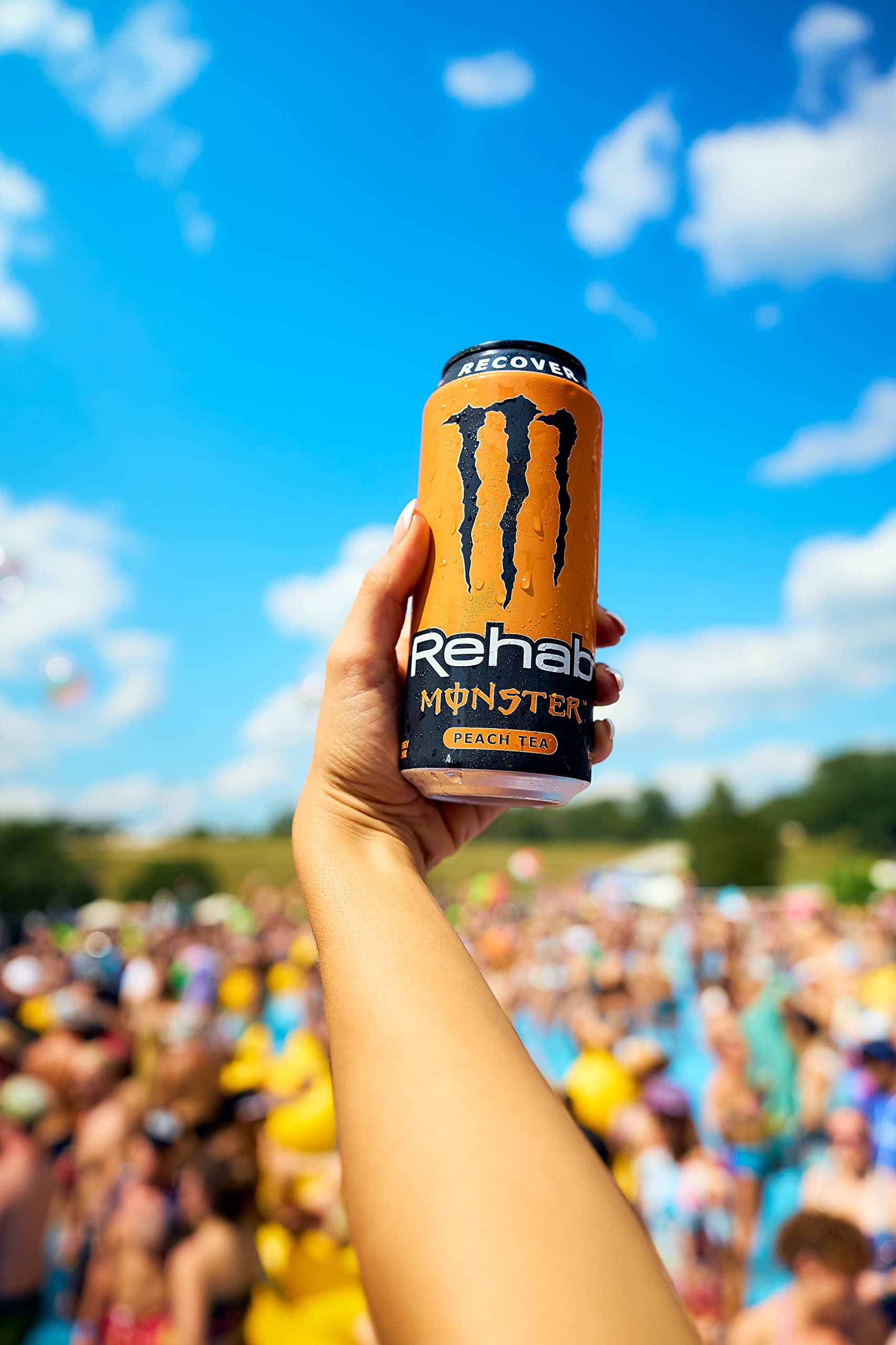 Monster Rehab lata en mesa junto a accesorios, sugiere uso cotidiano