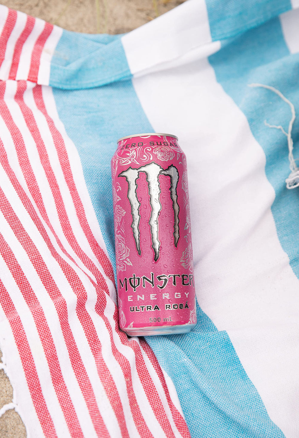 Monster Ultra Rosa en ambiente exterior transmitiendo frescura y energía