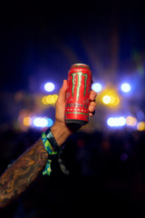 Monster Ultra Watermelon en mano en una noche de fiesta para energía social