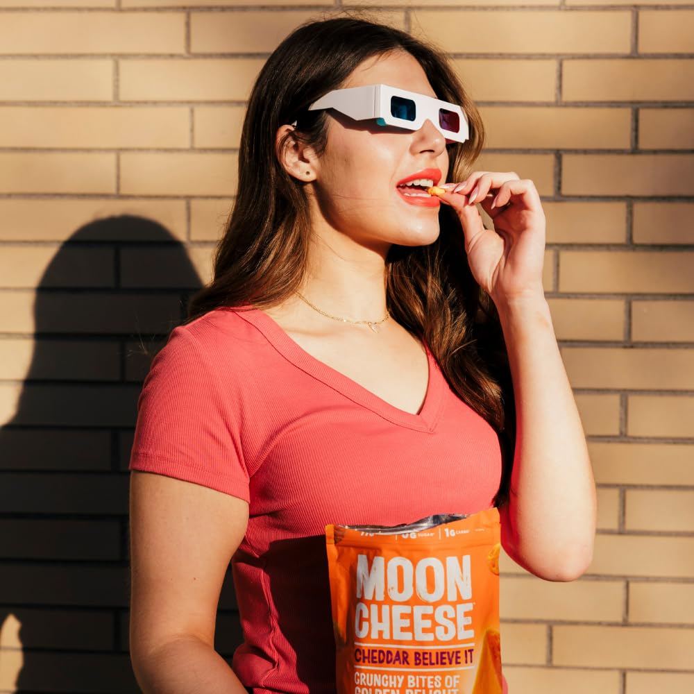 Moon Cheese etiqueta nutricional visible, informa proteína y contenido de calcio